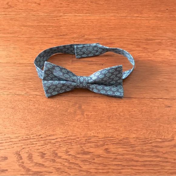 Boy’s Velcro Bowtie in Light Blue Print Pattern - Picture 2 of 7